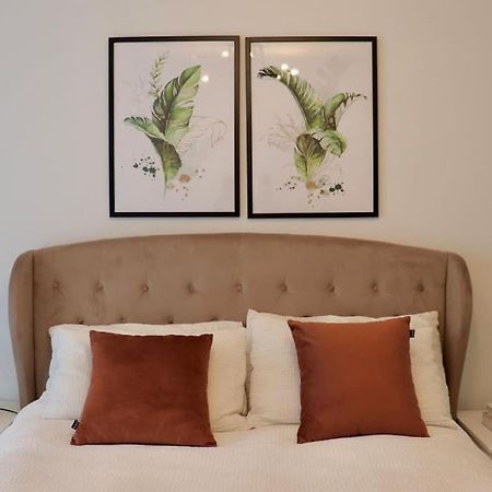A Stylish Two Bedroom Modern Apartment With Parking Barking  Dış mekan fotoğraf