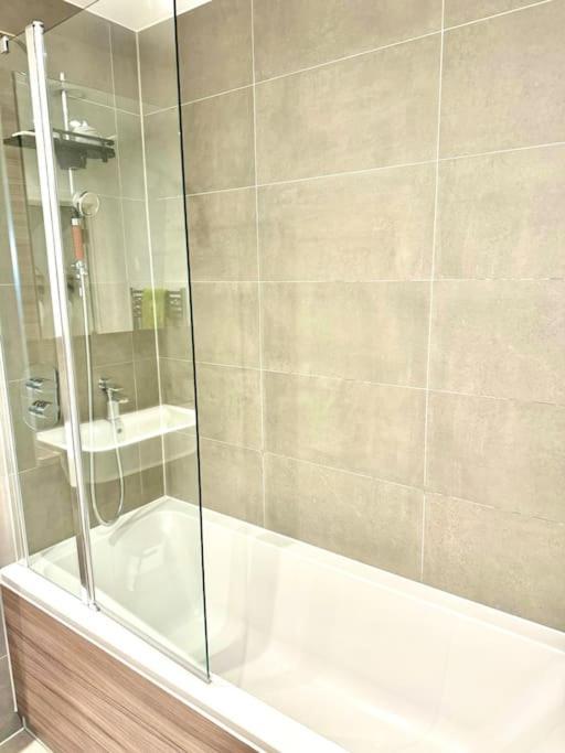 A Stylish Two Bedroom Modern Apartment With Parking Barking  Dış mekan fotoğraf
