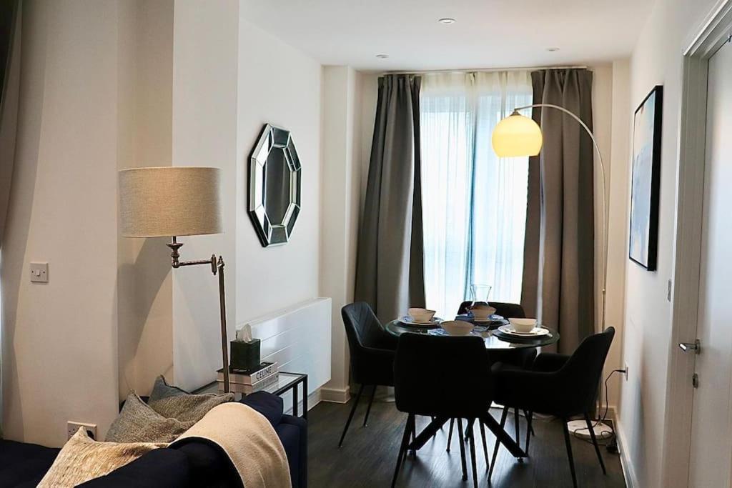 A Stylish Two Bedroom Modern Apartment With Parking Barking  Dış mekan fotoğraf
