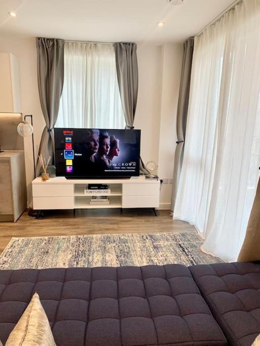 A Stylish Two Bedroom Modern Apartment With Parking Barking  Dış mekan fotoğraf