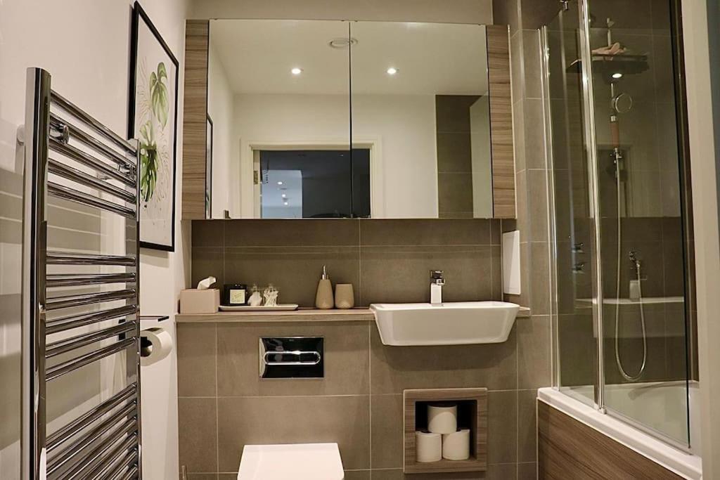 A Stylish Two Bedroom Modern Apartment With Parking Barking  Dış mekan fotoğraf